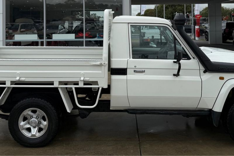 2017 Toyota LandCruiser VDJ76R GXL Cab Chassis Image 7