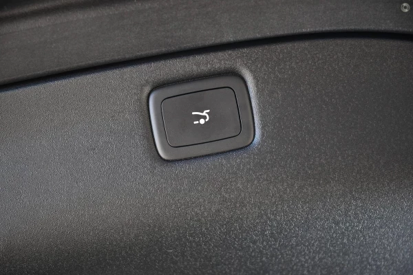 2026 MY25 MG IM5 P12L Performance Hatch Image 11
