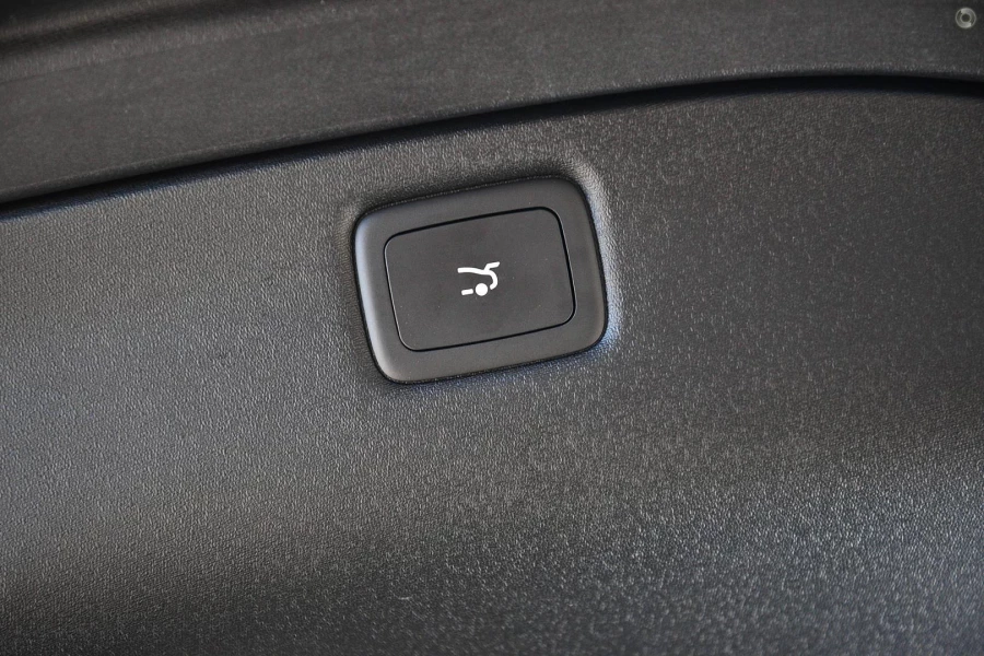2026 MY25 MG IM5 P12L Performance Hatch Image 11