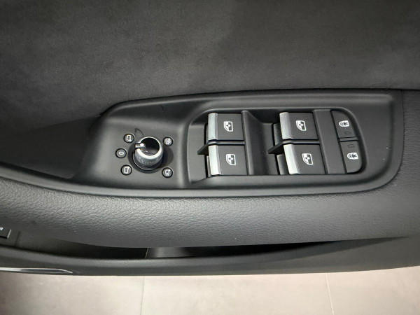2025 Audi Q7 4M 55 TFSI S line SUV image 22