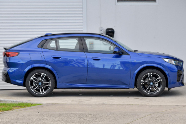 2025 BMW iX2 U10 eDrive20 M Sport SUV image 3
