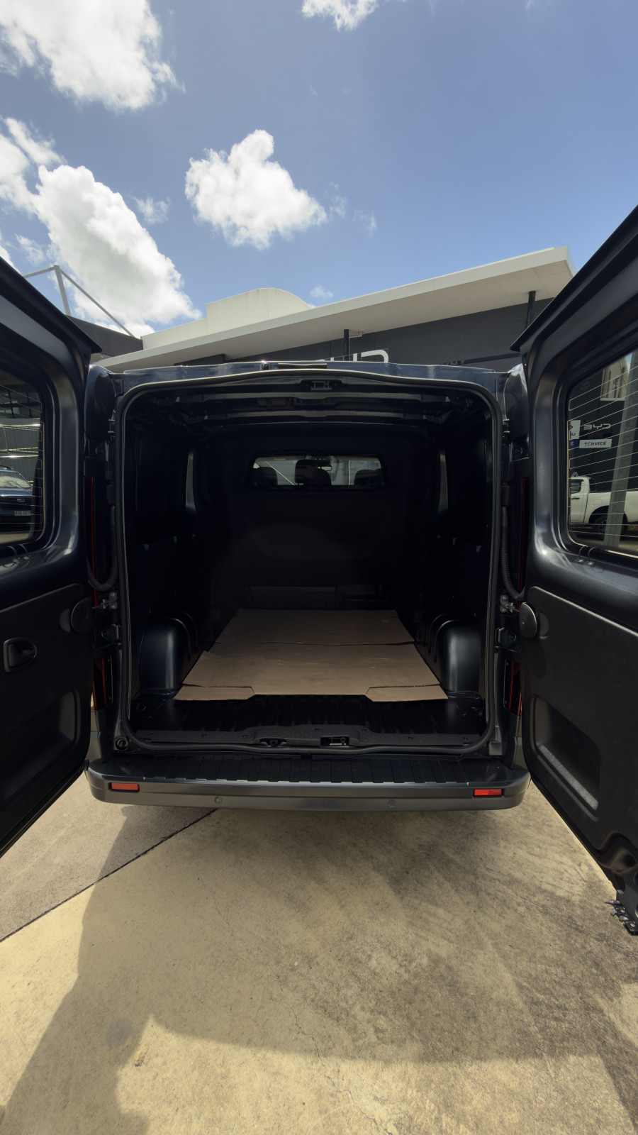 2025 Renault Trafic X82 Crew Lifestyle Van Image 25