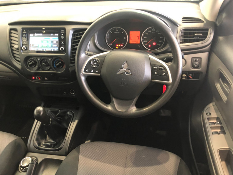2018 Mitsubishi Triton MQ Turbo GLX 4x4 dual cab Image 6