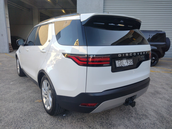 2021 Land Rover Discovery Series 5 D300 SE SUV image 4