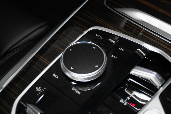 2025 BMW X7 G07 LCI xDrive40d Design Pure Excellence SUV image 15