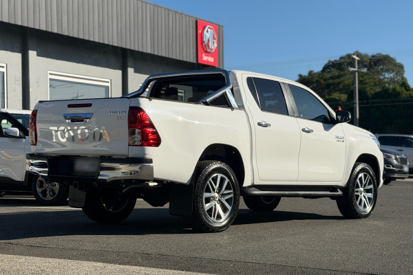 2017 Toyota HiLux  SR5 Double Cab Pick Up Image 6