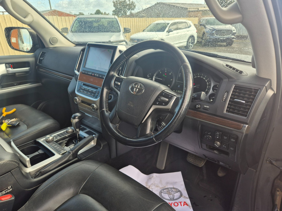 2019 Toyota LandCruiser VDJ200R VX SUV Image 19