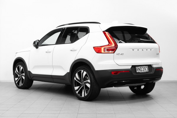 2025 Volvo XC40 XZ Ultra B4 Dark SUV Image 6