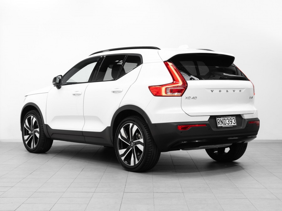 2025 Volvo XC40 XZ Ultra B4 Dark SUV Image 6