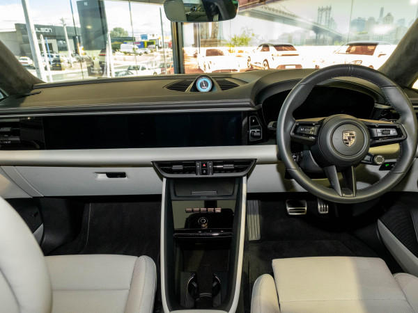 2024 MY25 Porsche Macan SUV image 17