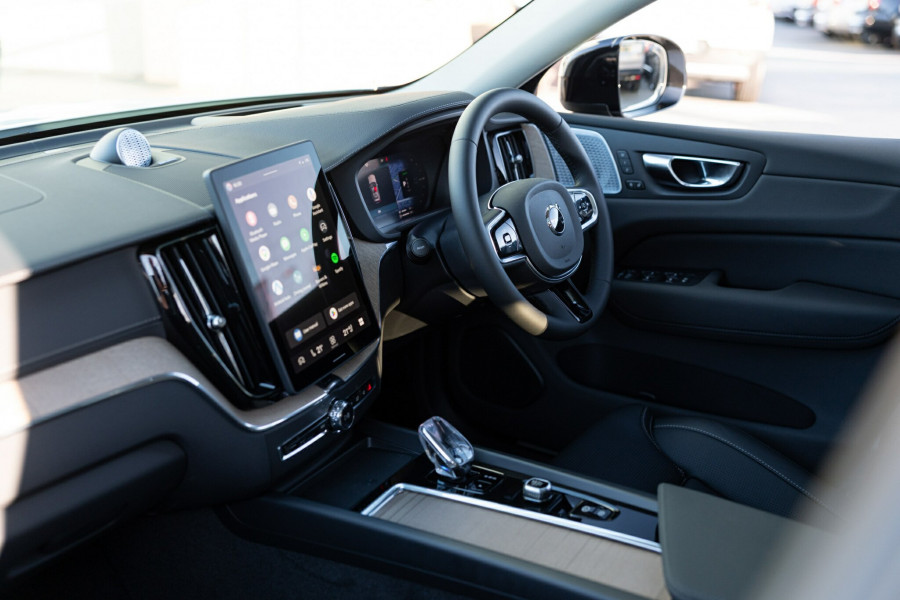 2026 Volvo XC60 UZ Ultra T8 Plug-in Hybrid Dark SUV Image 3