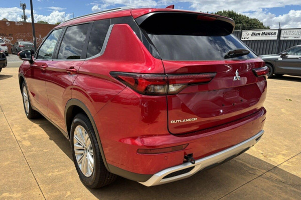 2024 Mitsubishi Outlander ZM LS SUV Image 5