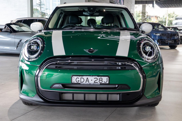 2023 MINI Cooper F55 LCI-2 C Classic Hatch image 4