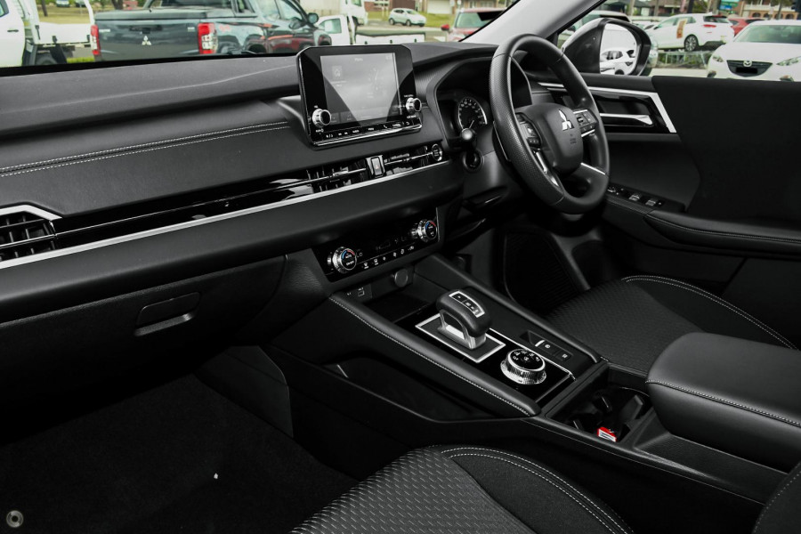 2024 Mitsubishi Outlander ZM ES SUV Image 7