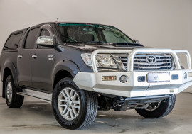 Toyota HiLux CAB 2013 Toyota HILUX SR5 (4x4) MAN DUAL