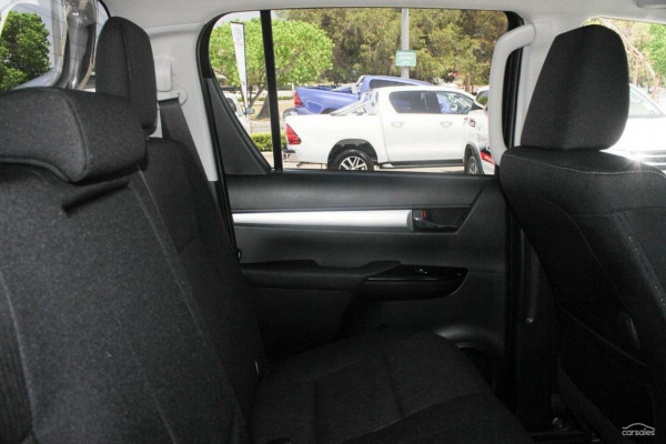 2016 Toyota HiLux  SR5 Double Cab Pick Up Image 5