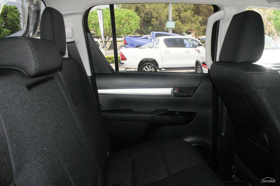 2016 Toyota HiLux  SR5 Double Cab Pick Up Image 5