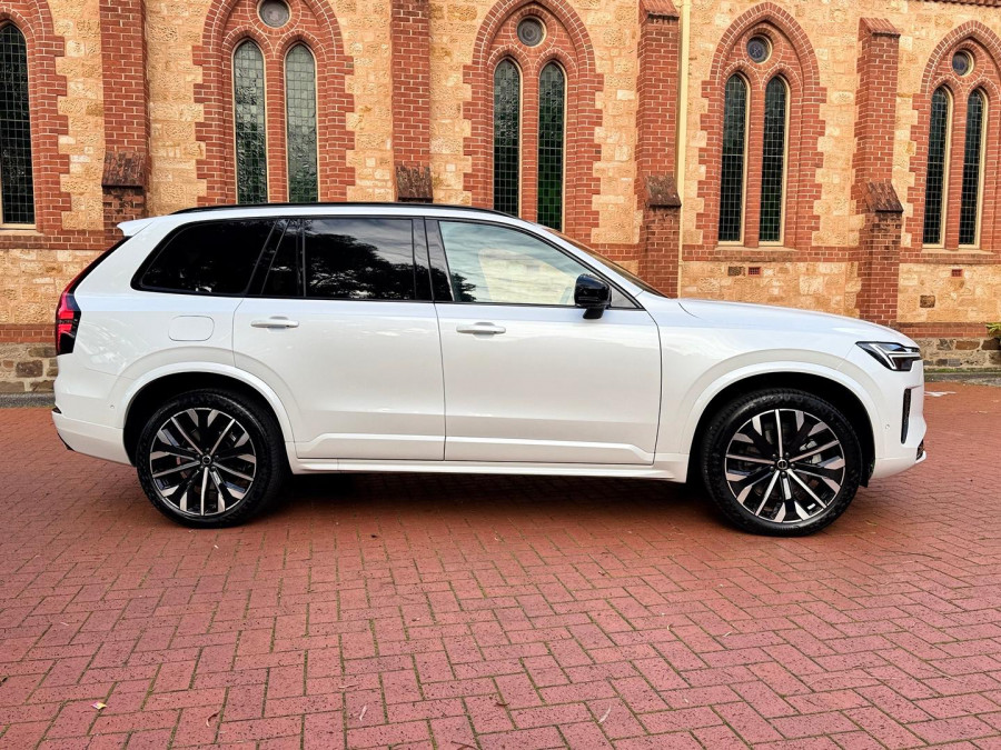 2026 Volvo XC90 L Series Ultra B5 Dark SUV Image 2