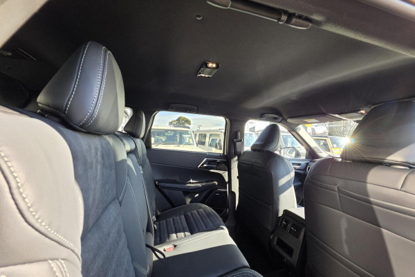2026 Mitsubishi Outlander ZM Black Edition SUV Image 17