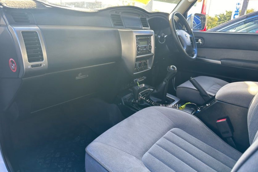 2015 Nissan Patrol Y61 ST SUV Image 10