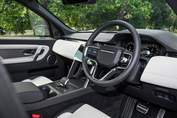 2025 MY25.5 Land Rover Discovery Sport L550 P300e Dynamic SE SUV image 11