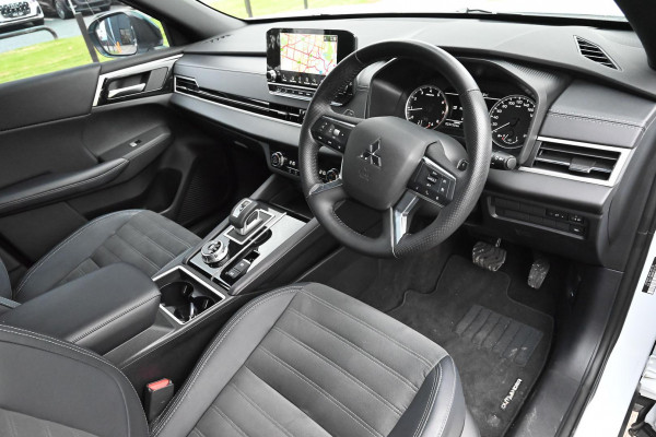 2024 Mitsubishi Outlander ZM Black Edition SUV Image 5