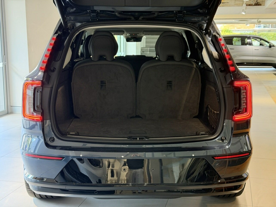 2026 Volvo EX90  Ultra Twin Motor Performance SUV Image 8