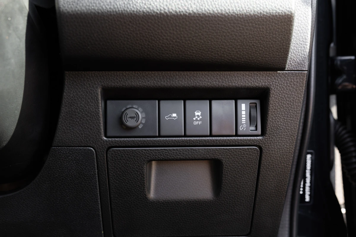 ELECTRIC BRAKE CONTROLLER AND BREAKAWAY