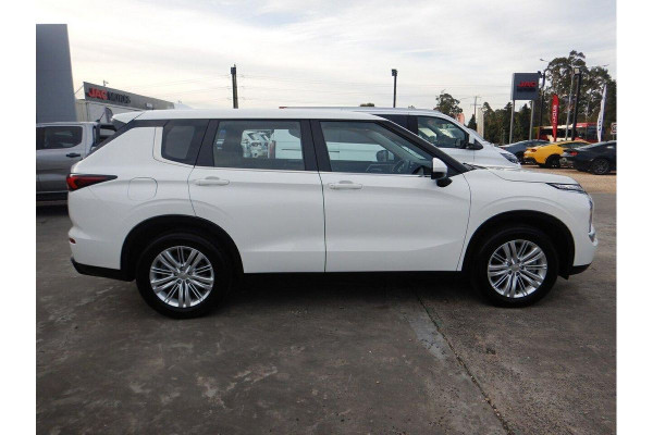 2024 Mitsubishi Outlander ZM ES SUV Image 8