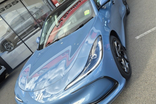 2026 MG IM5 P12L Platinum Hatch Image 2