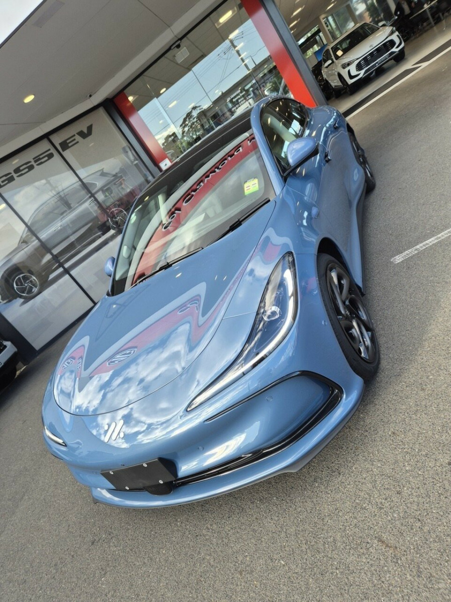 2026 MG IM5 P12L Platinum Hatch Image 2