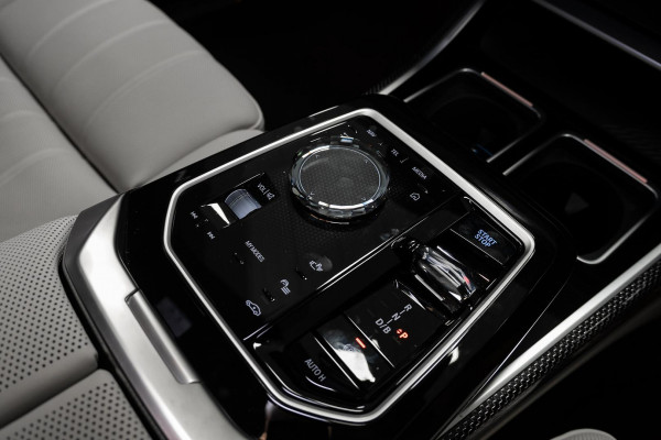2024 BMW i7 G70 M70 xDrive Sedan image 18