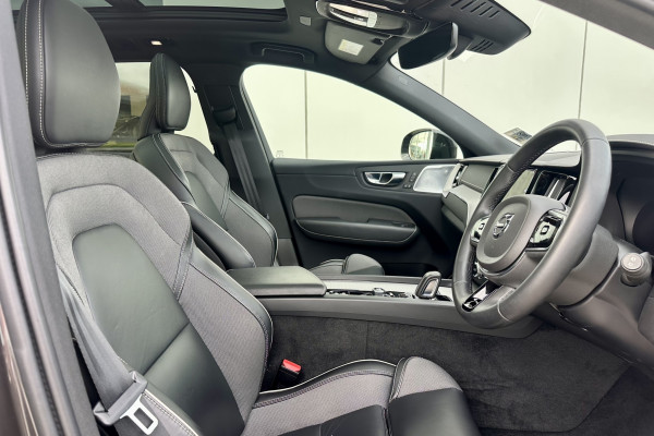 2021 Volvo XC60 B6 AWD R-DESIGN 2.0P SUV Image 6