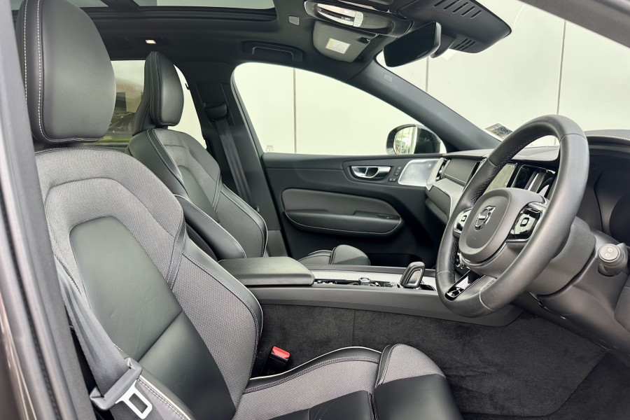 2021 Volvo XC60 B6 AWD R-DESIGN 2.0P SUV Image 6