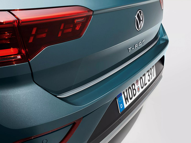 Tailgate protective strip