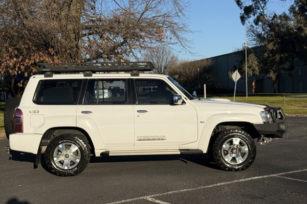2012 Nissan Patrol Y61 ST SUV Image 2