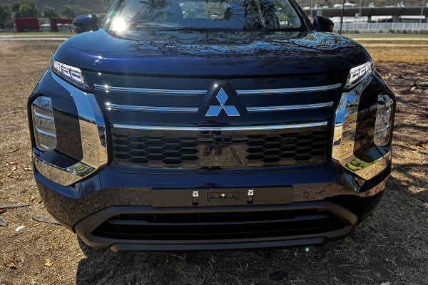2026 Mitsubishi Outlander ZM ES SUV Image 2