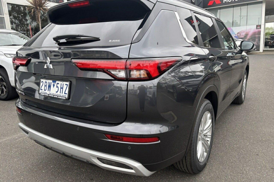 2024 Mitsubishi Outlander ZM LS SUV Image 7