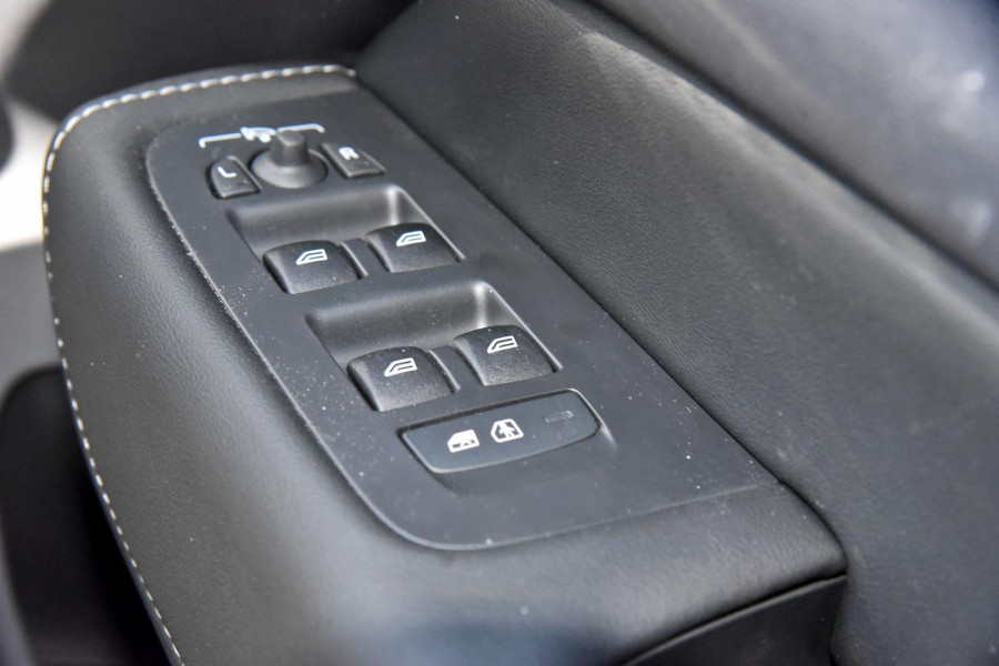 2023 Volvo XC60  Ultimate B6 Dark SUV Image 14