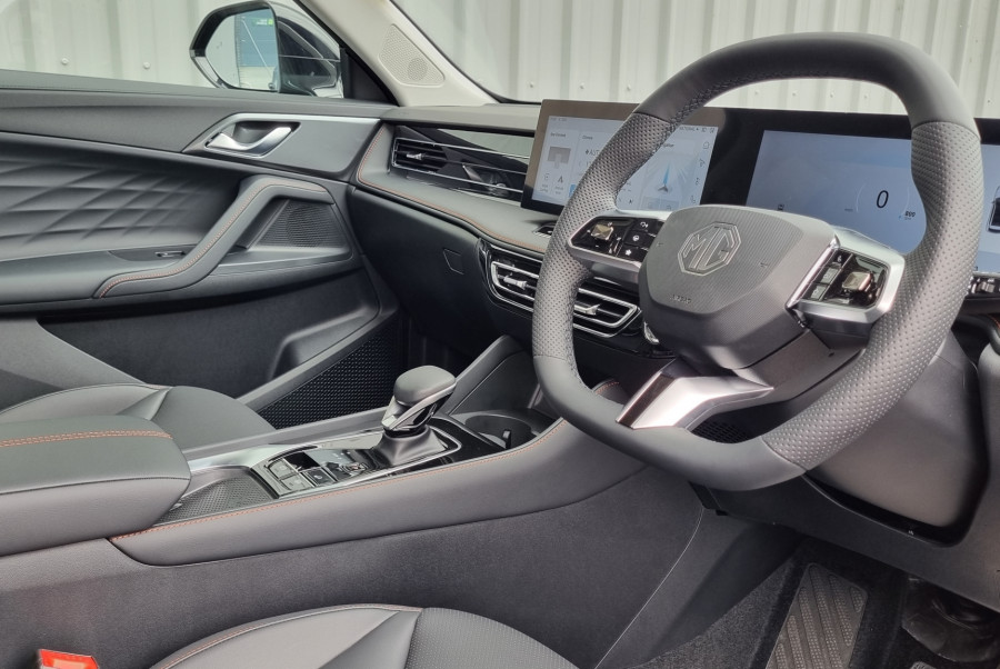2025 MY24.5 MG HS AS33 Essence SUV Image 9