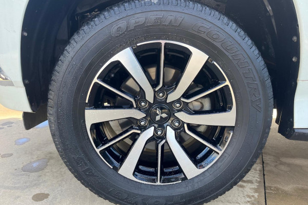 2019 Mitsubishi Pajero Sport QE GLS SUV Image 35