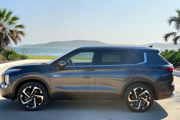 2025 MY24 Mitsubishi Outlander ZM PHEV Exceed SUV Image 8