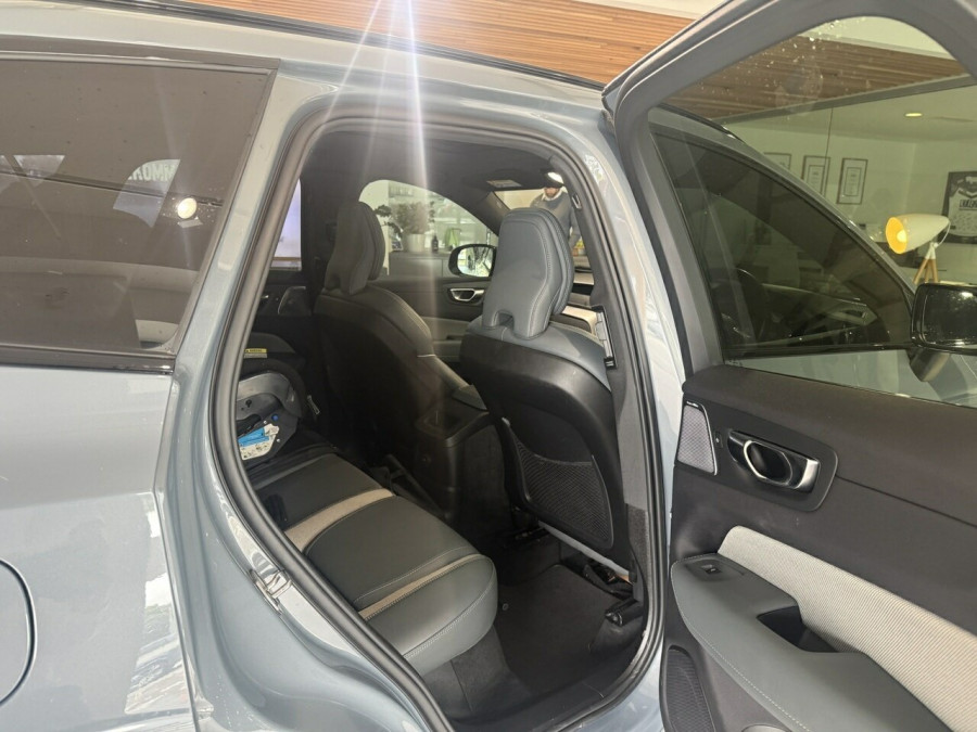 2022 Volvo XC60 UZ Recharge Plug-In Hybrid SUV Image 17