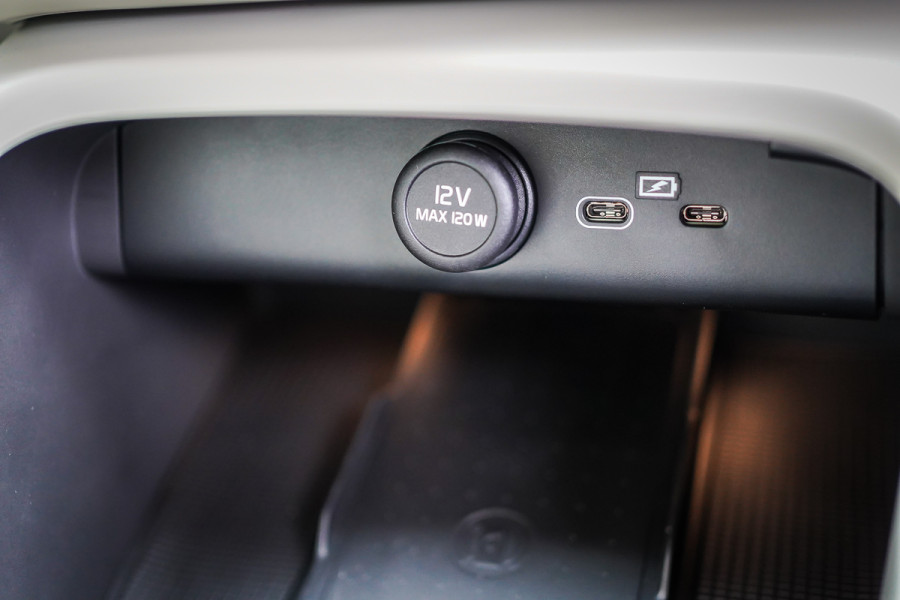 2024 MY25 Volvo XC40 XZ Ultra B4 Dark SUV Image 24