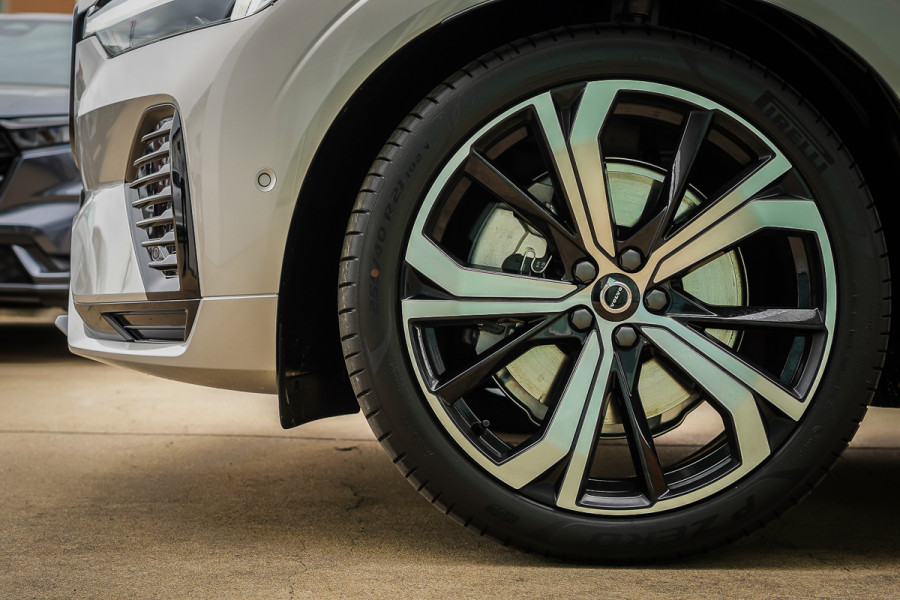 2025 Volvo XC60 UZ Ultra T8 Plug-In Hybrid SUV Image 7