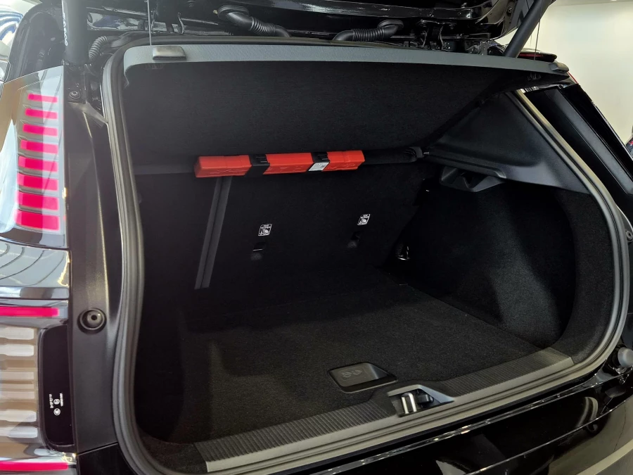 2026 Volvo EX30  Single Motor Extended Range Ultra SUV Image 20