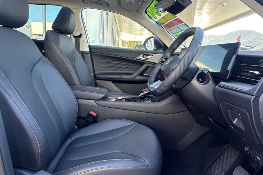 2024 MY24.5 MG HS AS33 Essence SUV Image 15