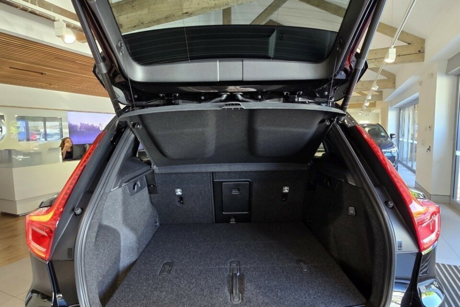 2024 MYon Volvo XC40 XZ Black Edition SUV Image 10