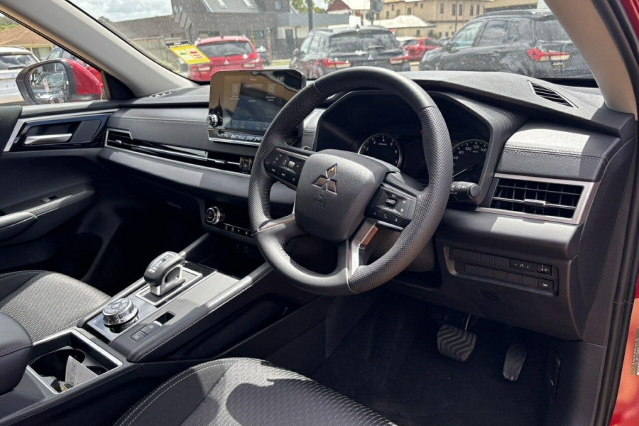 2024 Mitsubishi Outlander ZM LS SUV Image 16