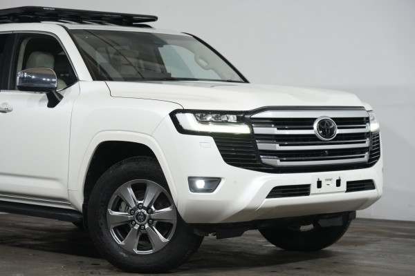 2023 Toyota LandCruiser Sahara SUV Image 3